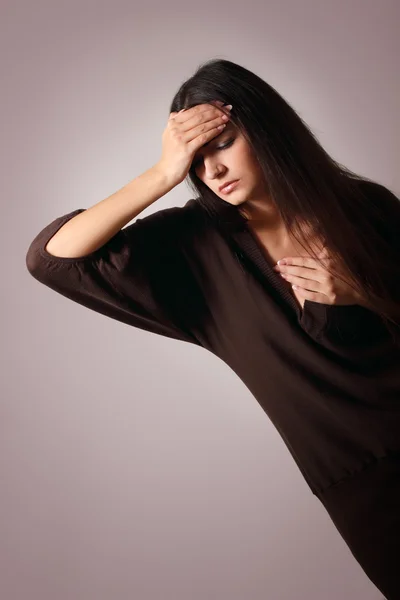 Женщина с депрессией головной боли — стоковое фото