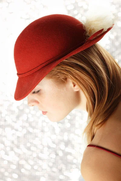 빨간 모자와 우아한 젊은 여자 — 스톡 사진