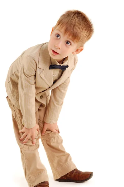 スーツとネクタイ弓で面白いびっくり少年 — ストック写真