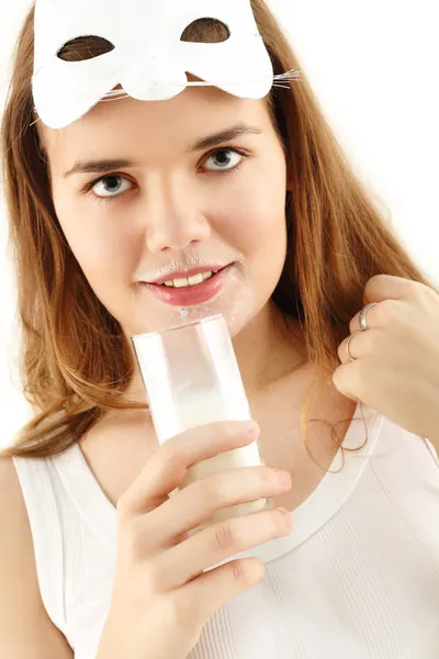 Dziewczyna nastolatek picie mleka z maska kot — Zdjęcie stockowe