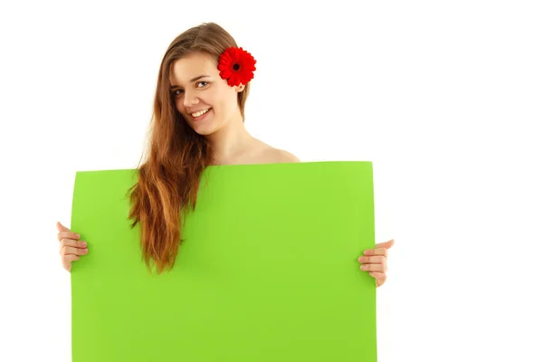 Spa tinédzser lány piros virág, zöld emp gazdaság hosszú haj — Stock Fotó