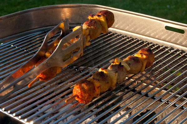 Barbecue with 2 brochettes - 1 — Stock Photo, Image