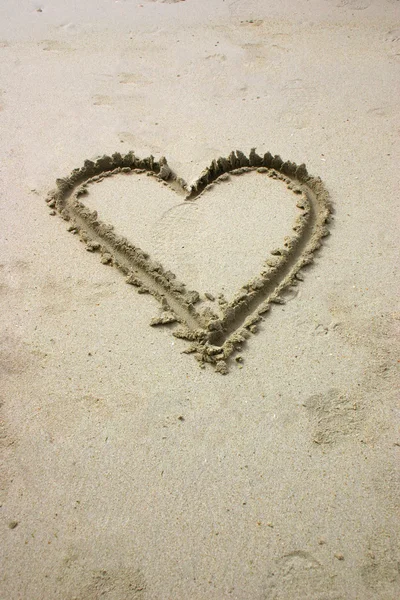 Сердце написано песком — стоковое фото
