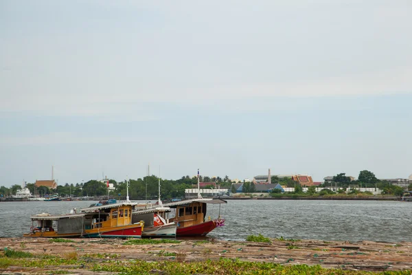 Barche ormeggiate nel fiume . — Foto Stock