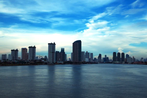Waterfront high-rise buildings in Bangkok. — Stock Photo, Image