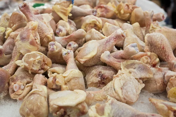 Çiğ tavuk bacağı.