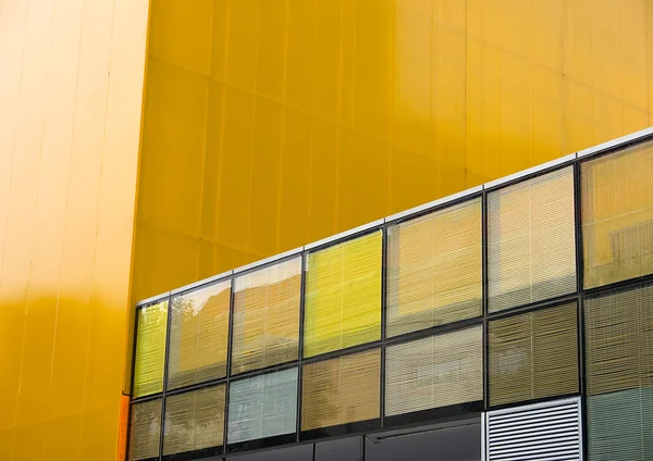 Gele achtergrond gebouw reflectie — Stockfoto