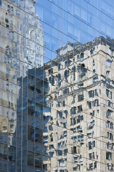 Gebouwen weerspiegeld in glas — Stockfoto