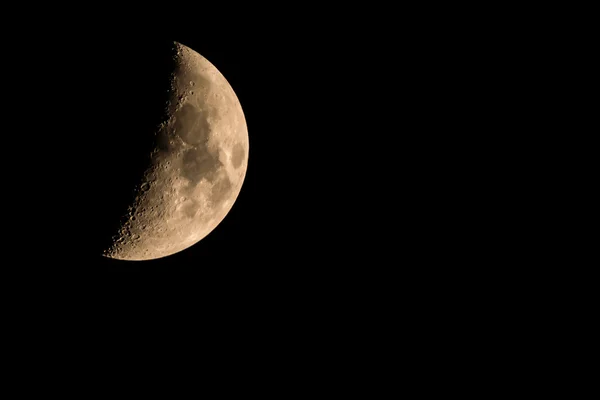 Το φεγγάρι στον νυχτερινό ουρανό Εικόνα Αρχείου