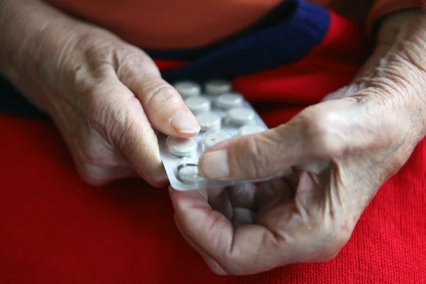 Blisko starych ręce z tabletek — Zdjęcie stockowe