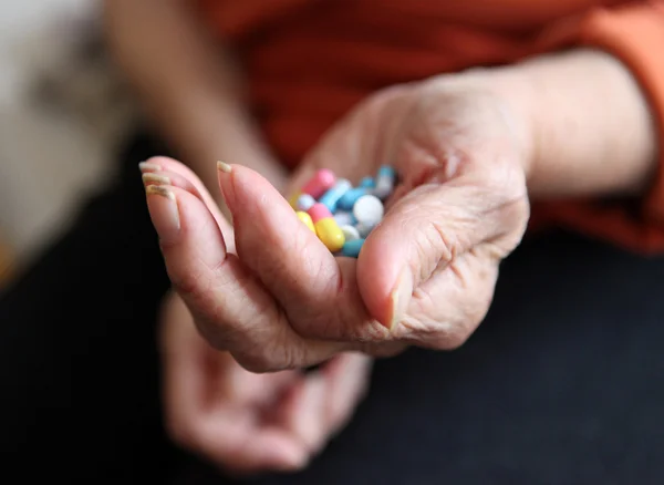 Zavřete starých ruce s tablety — Stock fotografie