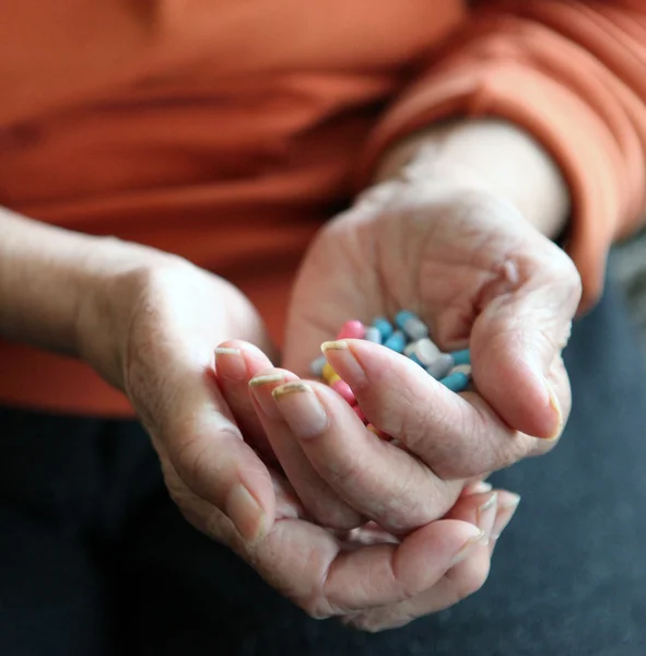 Закрыть старые руки с таблетками — стоковое фото