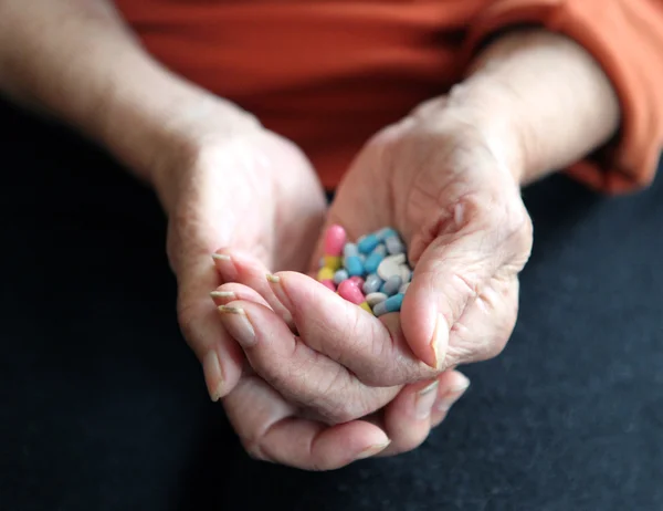 Blisko starych ręce z tabletek — Zdjęcie stockowe