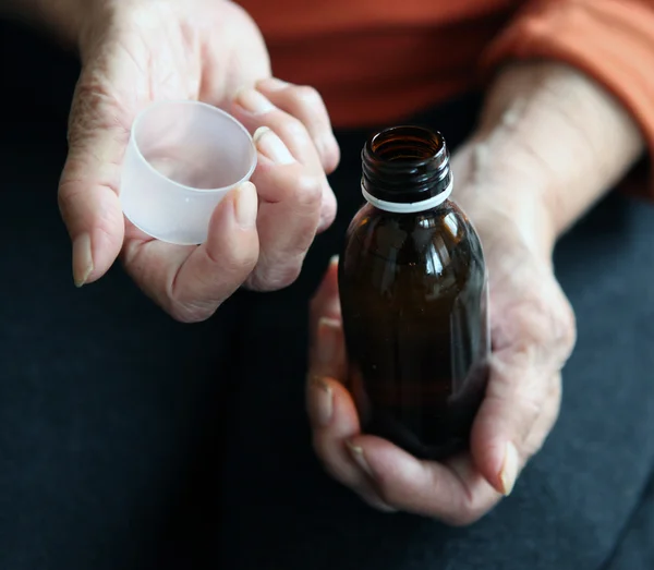 Tabletler ile eski eller yukarıya kapatmak — Stok fotoğraf
