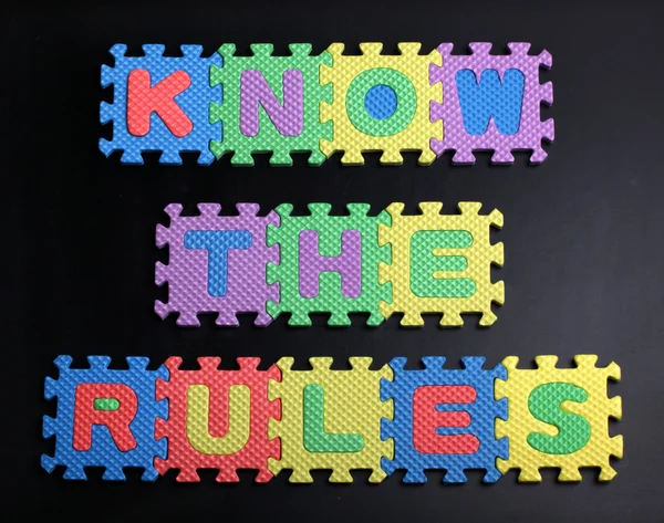 "Connaître les règles "sur un tableau noir — Photo