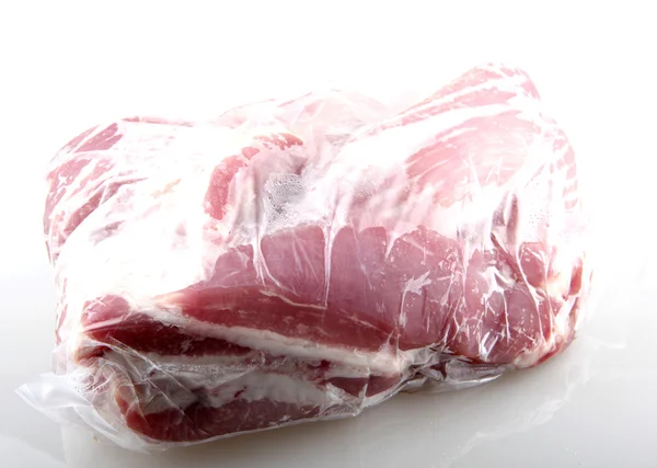 白で隔離される未加工肉をスライス — ストック写真