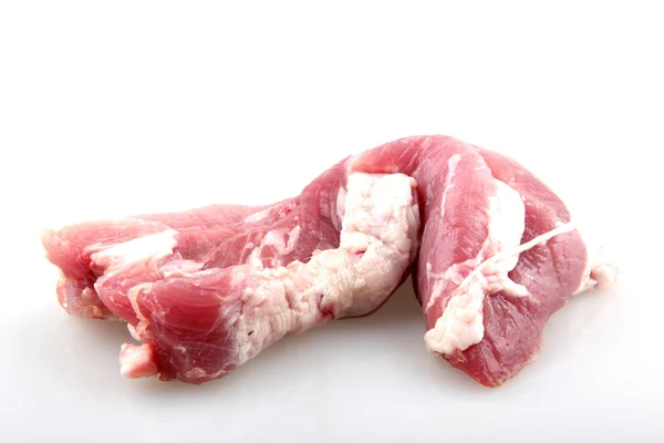 白で隔離される未加工肉をスライス — ストック写真
