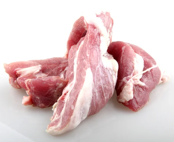 Geschnittenes rohes Fleisch isoliert auf weiß — Stockfoto