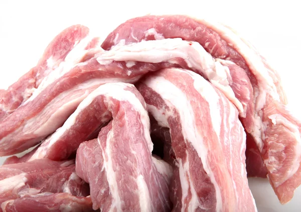Plakjes rauw vlees geïsoleerd op wit — Stockfoto