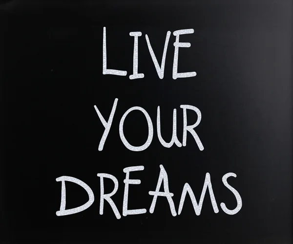 "Vivez vos rêves "écrit à la main à la craie blanche sur un tableau noir — Photo