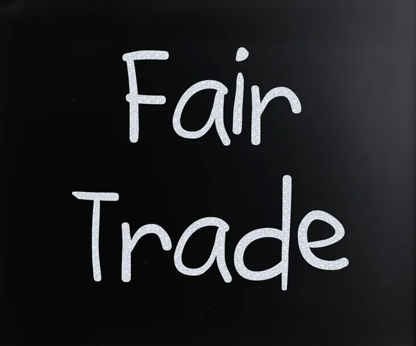 "Comercio justo "escrito a mano con tiza blanca en una pizarra — Foto de Stock
