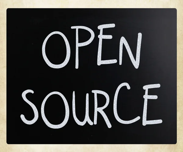 "Open source "scritto a mano con gesso bianco su lavagna — Foto Stock