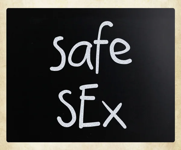 "Sexo seguro "escrito à mão com giz branco em um quadro negro — Fotografia de Stock