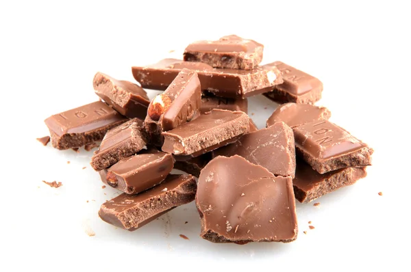 Barra de chocolate rota sobre fondo blanco —  Fotos de Stock