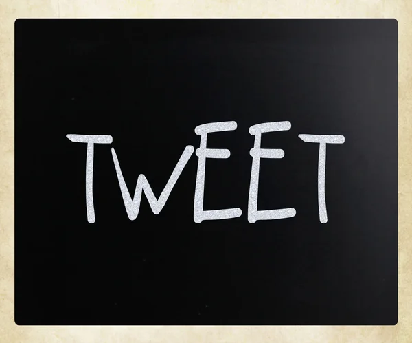 "Tweet "handgeschrieben mit weißer Kreide auf einer Tafel — Stockfoto