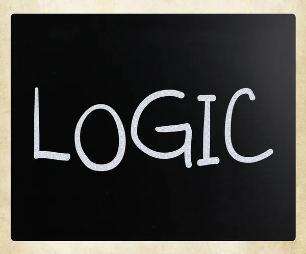 "Logika"rukou s bílou křídou na tabuli — Stock fotografie
