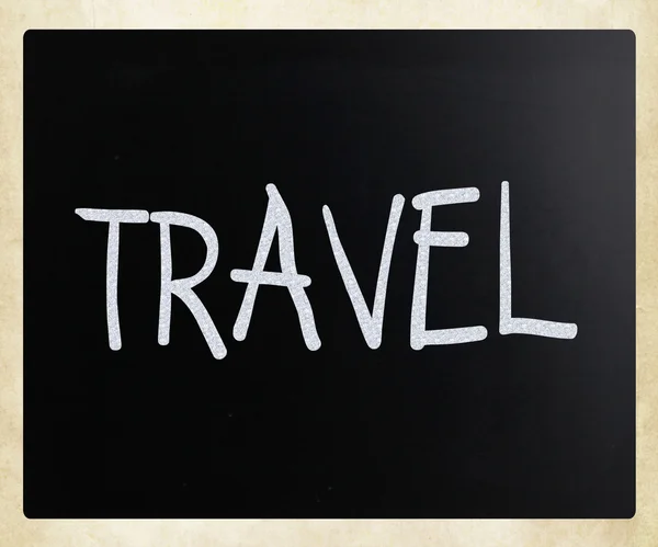 "Travel "scritto a mano con gesso bianco su lavagna — Foto Stock