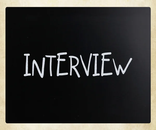 "Interjú"fehér krétával egy táblára kézzel — Stock Fotó