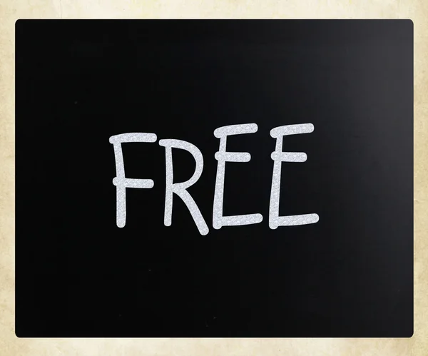 "Ücretsiz"bir kara tahta üzerinde beyaz tebeşir ile el yazısı — Stok fotoğraf