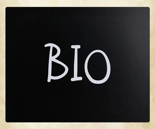 "Bio "escrito a mano con tiza blanca en una pizarra —  Fotos de Stock