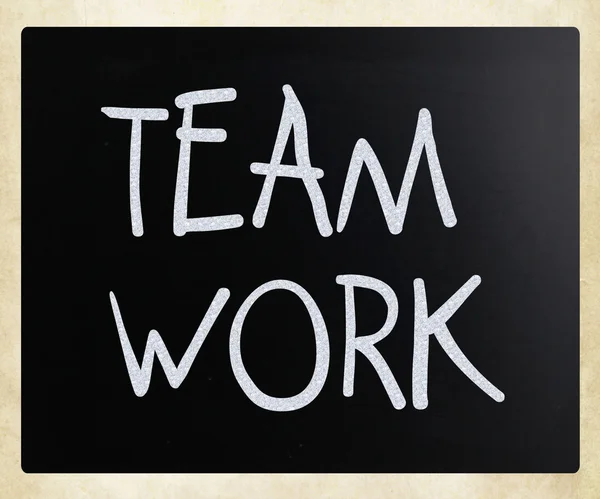 "Trabalho em equipe "manuscrito com giz branco em um quadro-negro — Fotografia de Stock