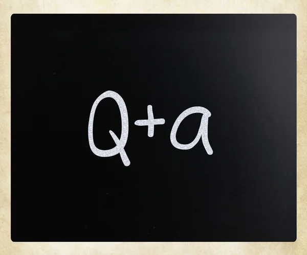 "Soru ve cevap" bir blackboa üzerinde beyaz tebeşir ile el yazısı — Stok fotoğraf