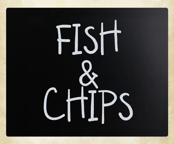 "Fish and chips"odręcznie białą kredą na tablicy — Zdjęcie stockowe