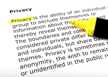 keçeli kalemle vurgulanmış metin.