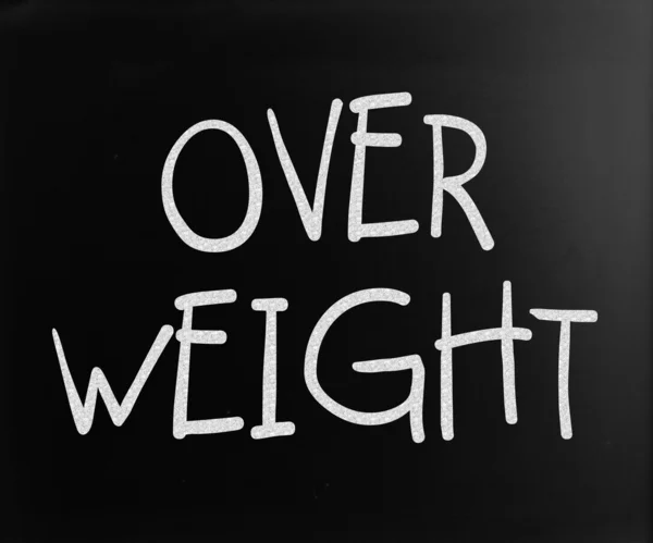 "Overgewicht"handgeschreven met wit krijt op een bord — Stockfoto
