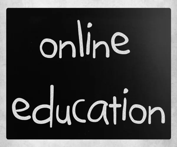 "Online eğitim"bir kara tahta üzerinde beyaz tebeşir ile el yazısı — Stok fotoğraf