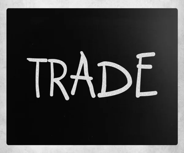 "Handel"handgeschreven met wit krijt op een bord — Stockfoto