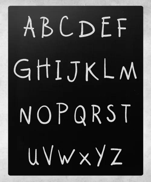 Alfabeto inglês completo escrito à mão com giz branco em um blac — Fotografia de Stock