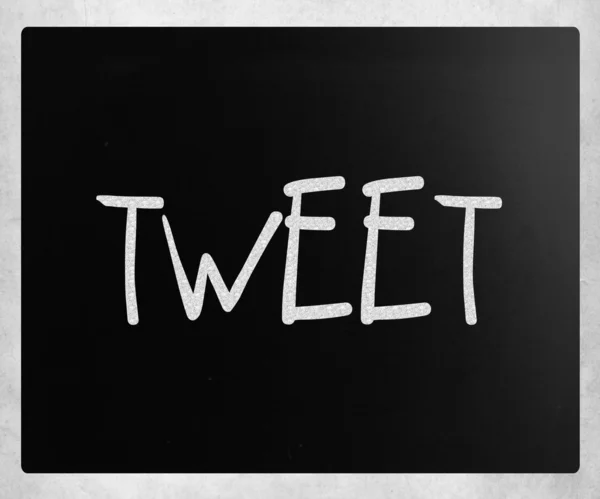 "Tweet"handgeschreven met wit krijt op een bord — Stockfoto