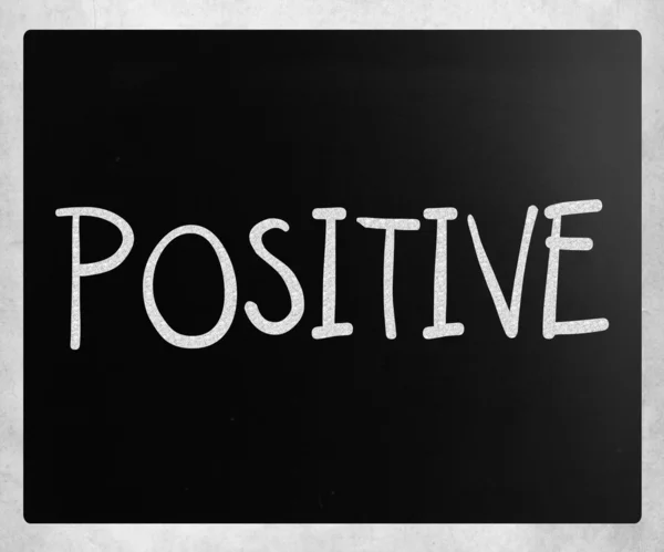"Pozitif"bir kara tahta üzerinde beyaz tebeşir ile el yazısı — Stok fotoğraf