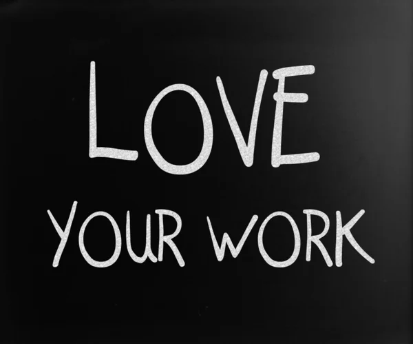 "Älskar ditt arbete ”handskrivna med vit krita på en svart tavla — Stockfoto