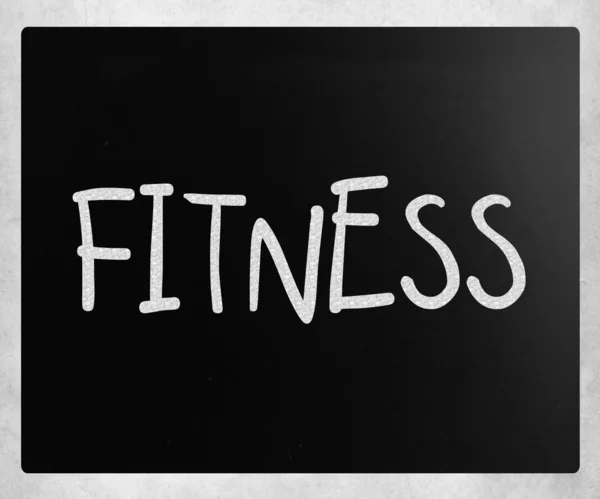 "Fitness ”handskrivna med vit krita på en svart tavla — Stockfoto