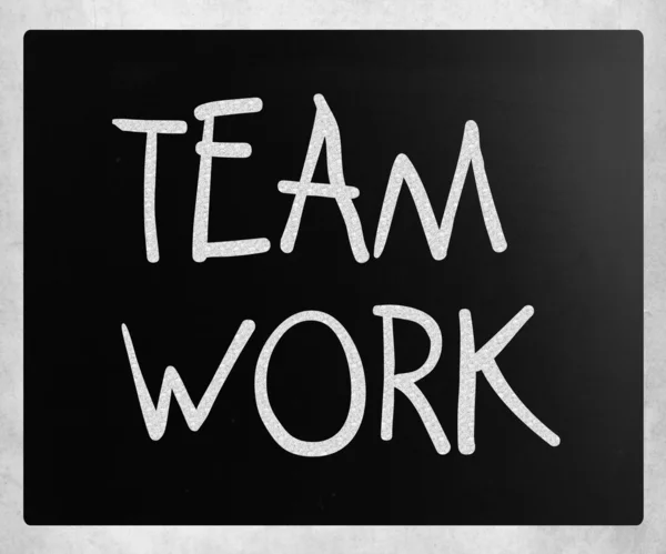"Teamwork ”handskrivna med vit krita på en svart tavla — Stockfoto
