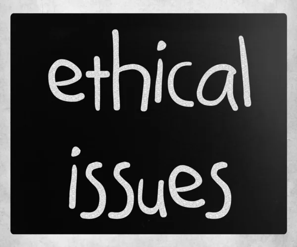 "ethische Fragen "handgeschrieben mit weißer Kreide auf einer Tafel — Stockfoto