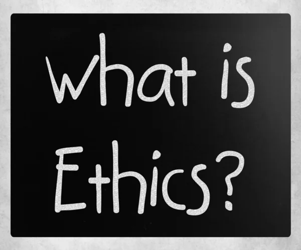 "Co je etika?"v rukou s bílou křídou na tabuli — Stock fotografie