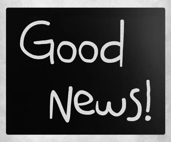 "Goed nieuws!"handgeschreven met wit krijt op een bord — Stockfoto